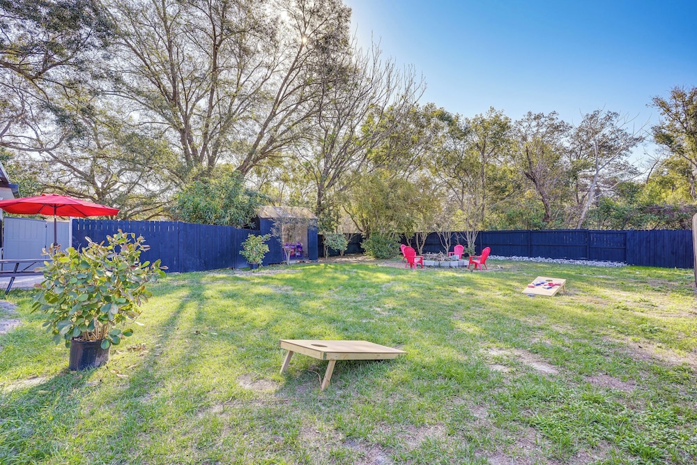 12 Mi to Dtwn Tampa: Vibrant Home w/ Outdoor Space