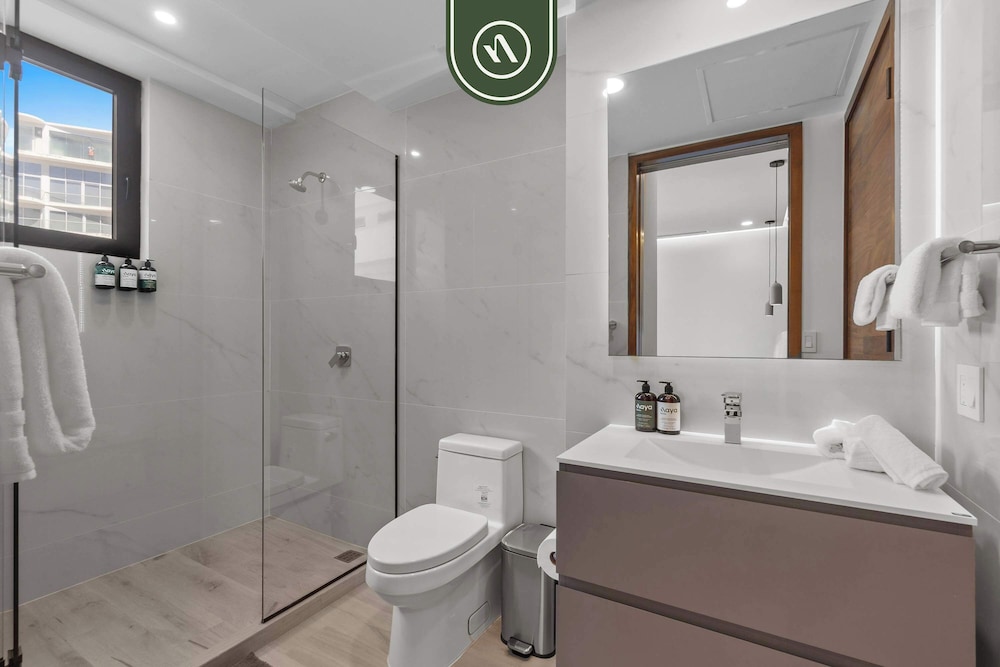 Luxury 2 BR Condo With Dream Pools - Beach - Art