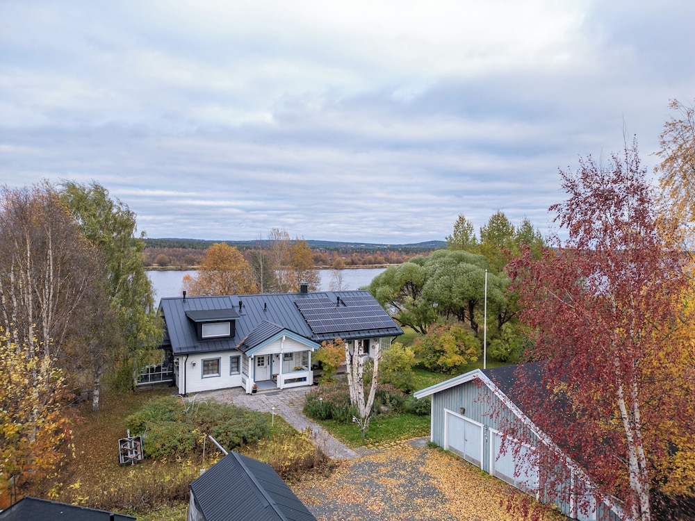 Cozy 3BR Riverside House with Sauna