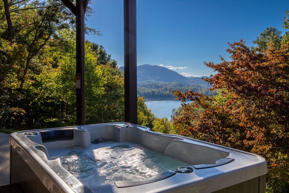 Lake Views Luxury Hottub Game Rm 5bed 4 5bath view 5