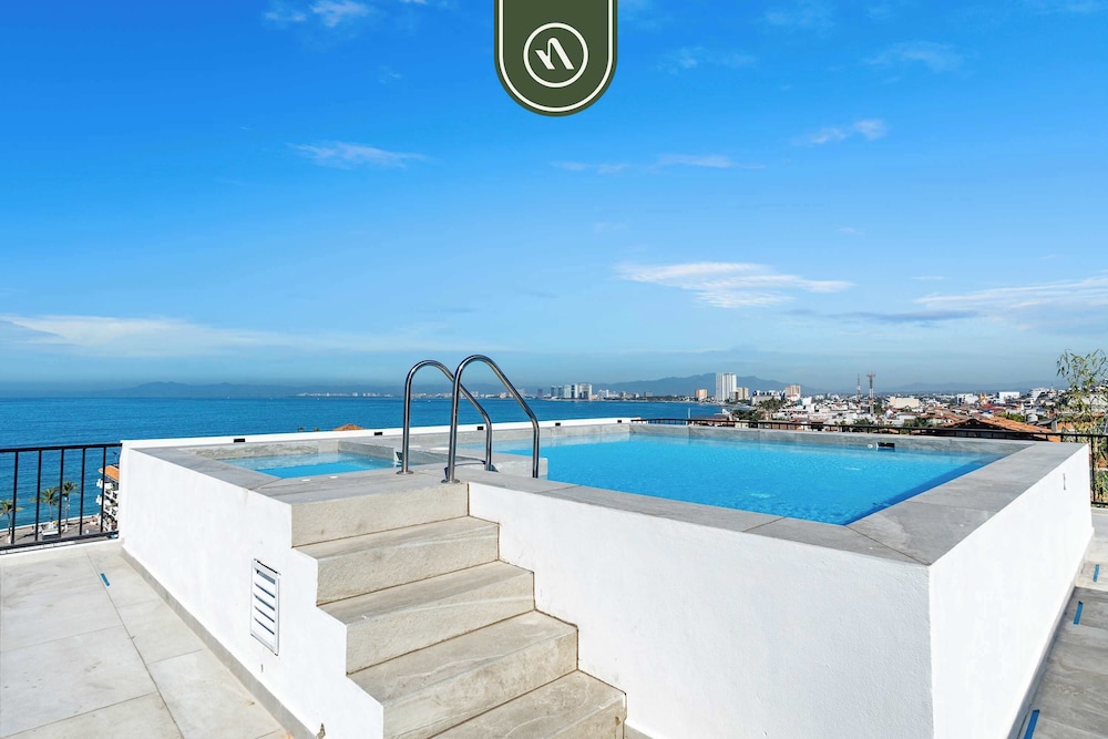Luxury 2 BR - Downtown - Pool - Sunset in Terrace