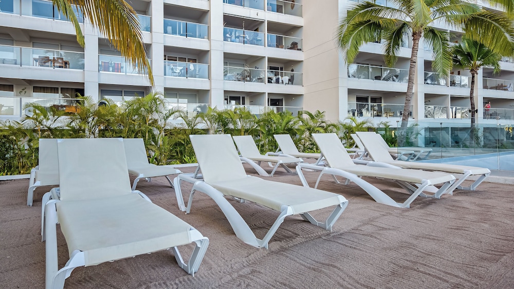 Stunning Beachfront Condo - Sea Views