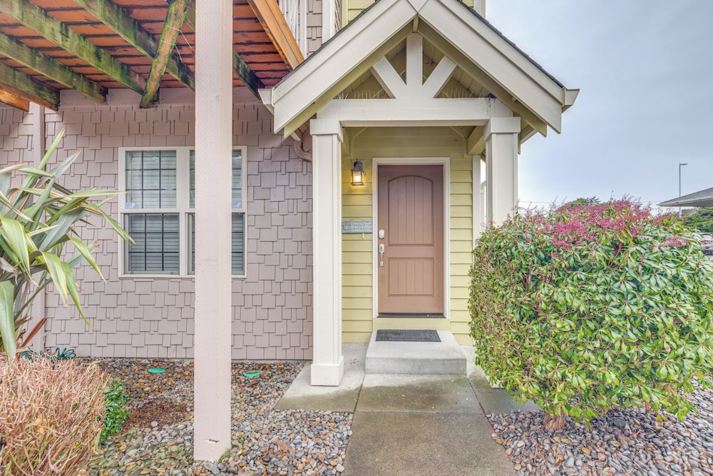Walk to Lincoln City Beach: Townhome w/ Balconies!