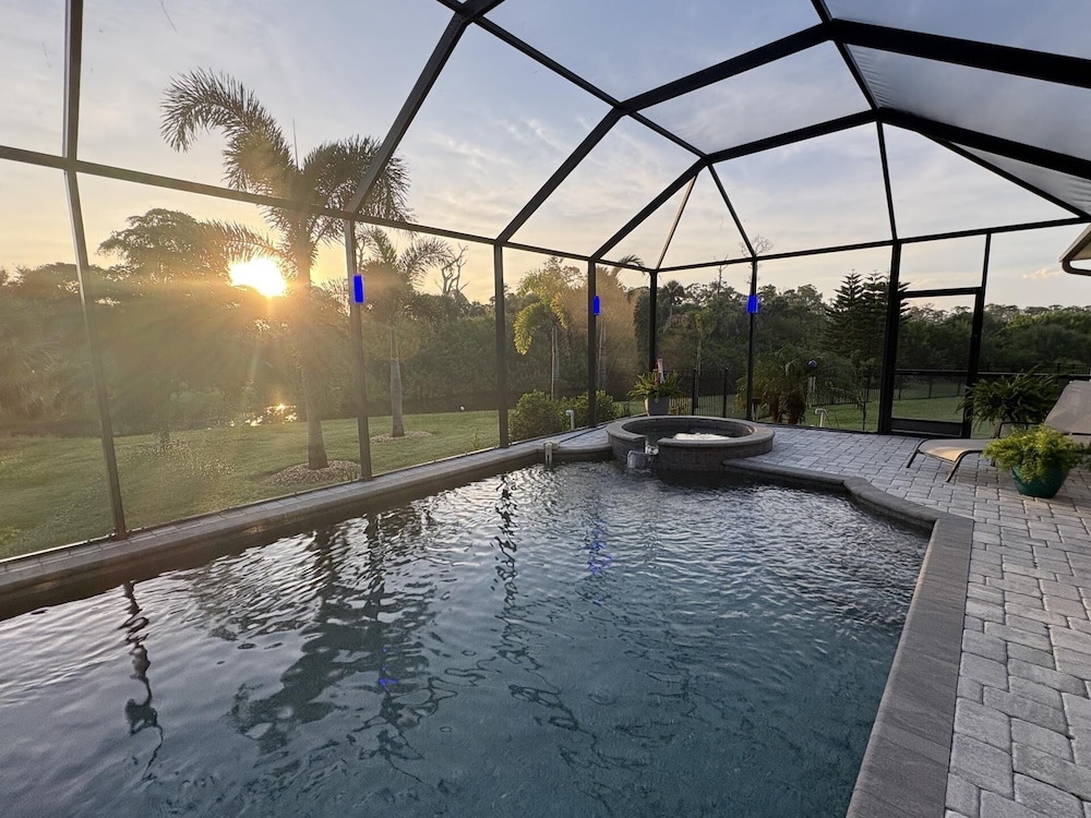 The Sanctuary - Private Pool+spa Vacation Home - Only 5 Minutes To The Gulf Coast! 3 Bedroom Home