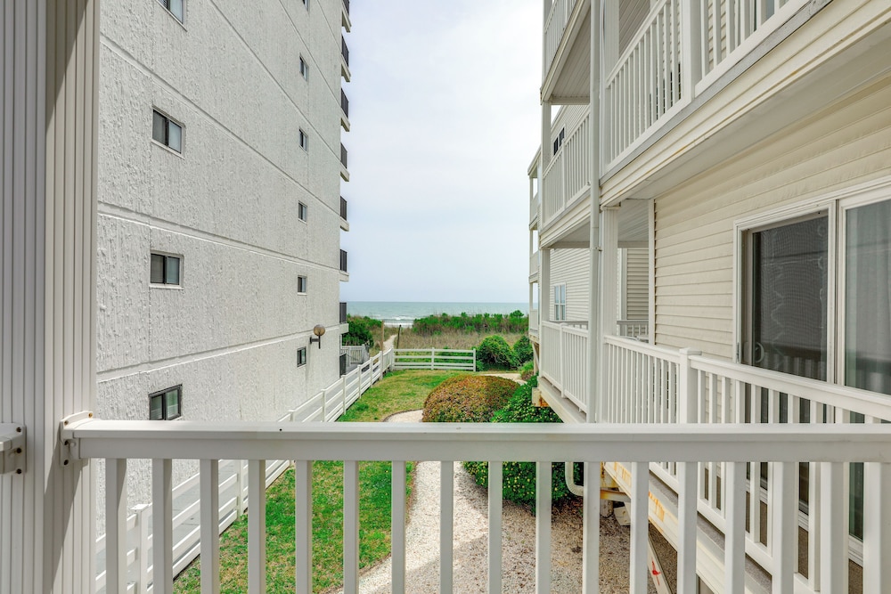 1 Mi to Barefoot Landing: Condo w/ Pool Access!