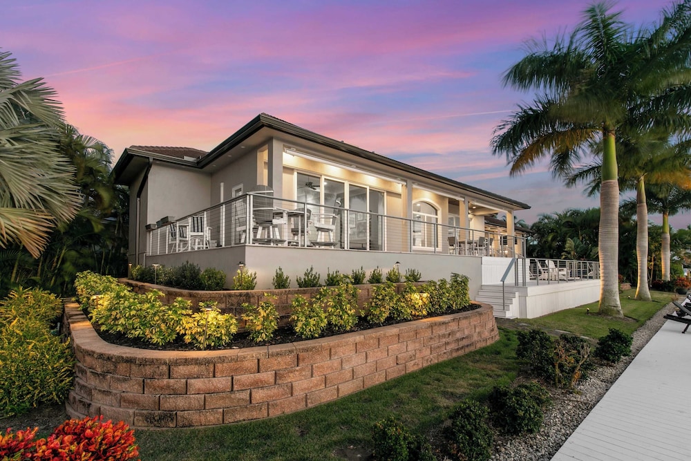 Marco Polo by Avantstay Waterfront 5bdr, Pool, Spa, Fire Pit, Walk to Beach