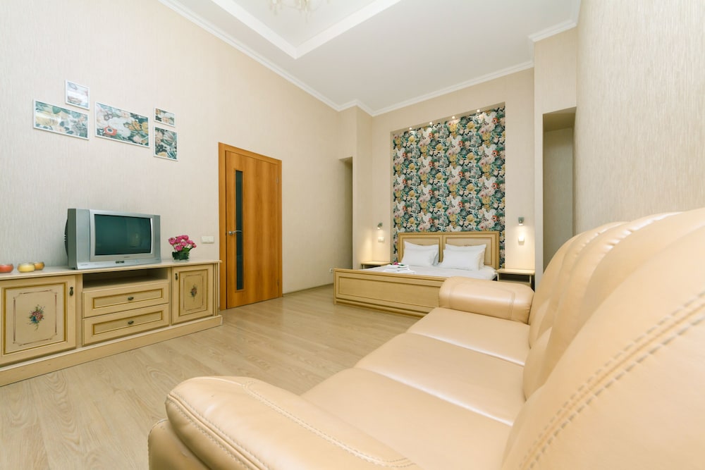 Kyiv Home near Arena Khreschatyk view 5