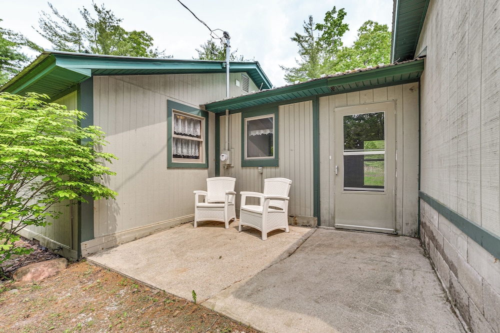 16 Mi to Clear Lake State Park: Secluded Cabin