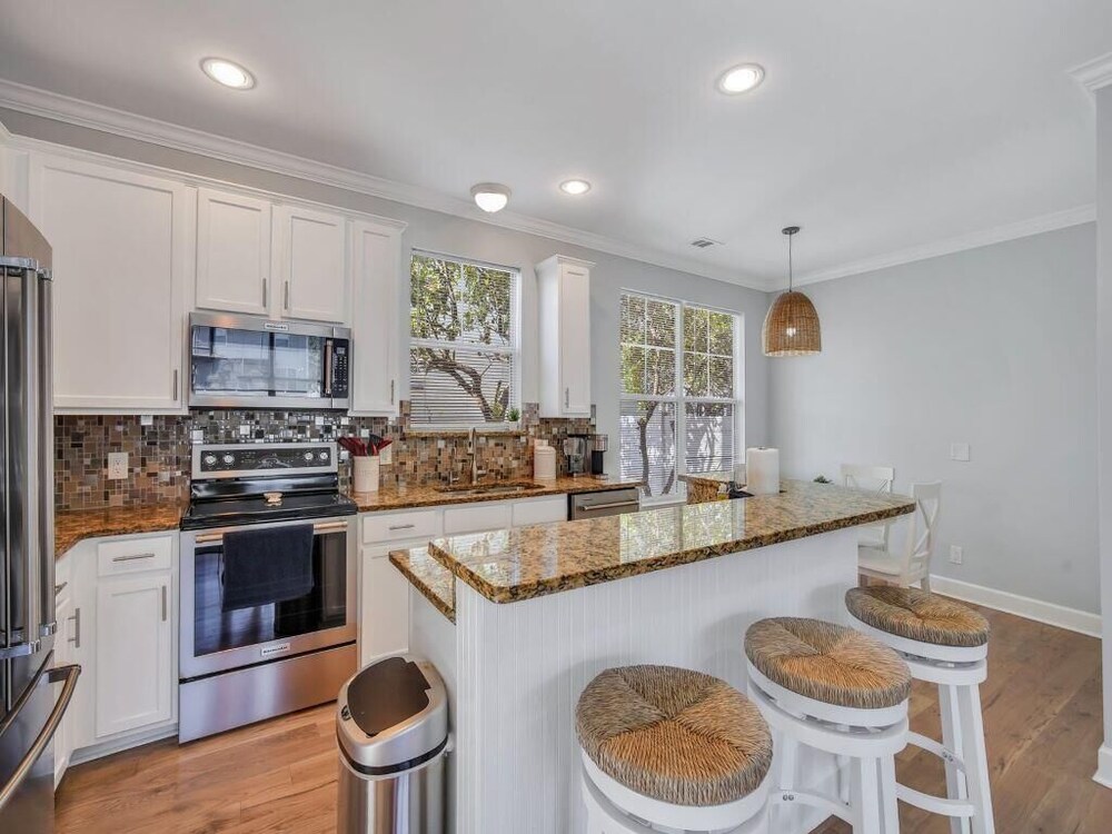Coastal Quarters in Bluffton - Dog Friendly! Bluffton Park Lowcountry Charmer