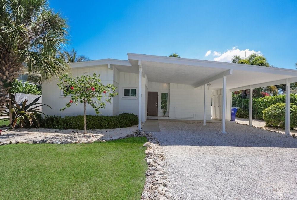The Palm Leaf 3 Bedroom Home by RedAwning view 5