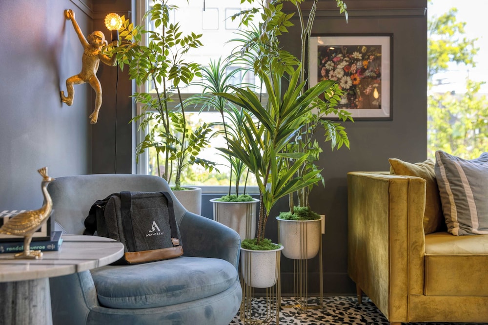 Colorful 4BR w/ Artful Design, Dining & Easy Access to Broadway The Bloom House by Avantstay