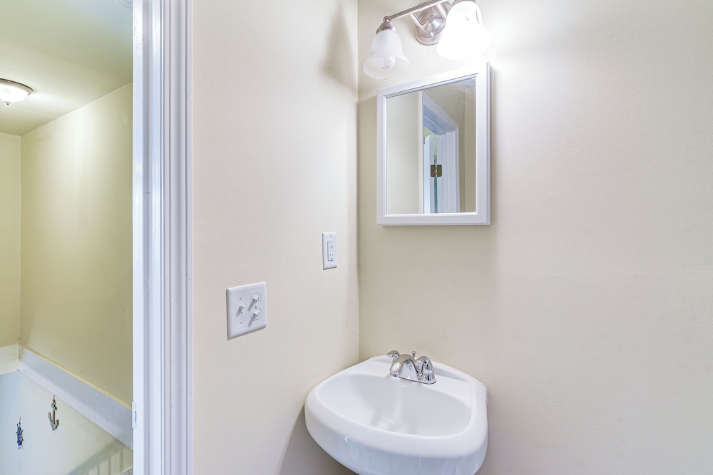 1 Mi to Historic Pleasure Pier: Galveston Home