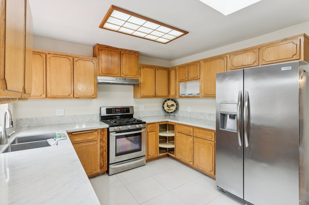 Russell House Near Hollywood & Griffith Park 3 Bedroom Home