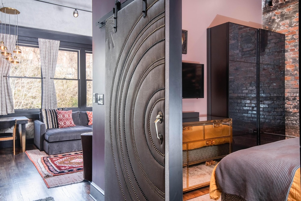 80 LEX 201 Exquisite Downtown Lodging