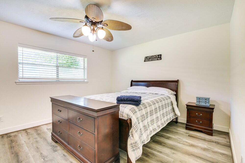Walk to Beach: Galveston Getaway w/ Deck!