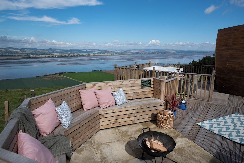 Luxurious Snug With Hottub Which Sleeps-2 in Fife