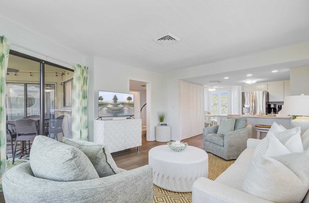 Oceanview Condo + Pool, Balcony & Beach Access 304 D Port O Call by Avantstay