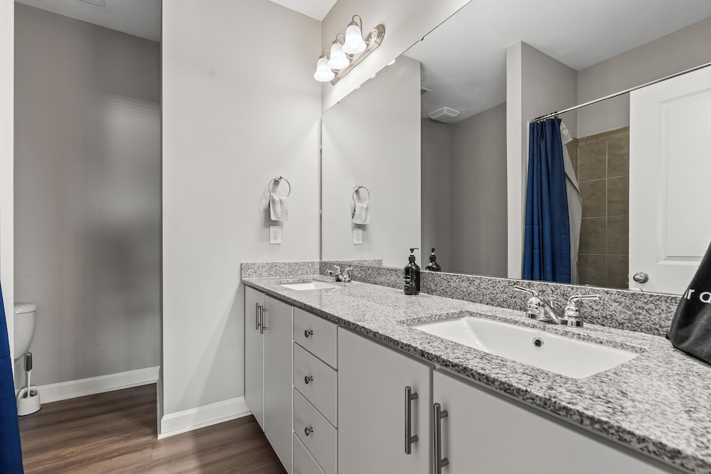 Upscale King 3BR Townhouse in Pineville