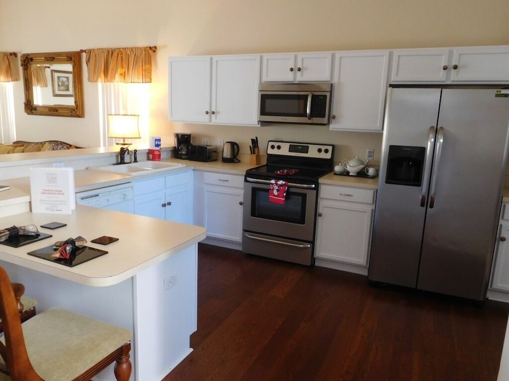 Spacious 6-bedroom Home in Hampton Lakes Perfect for Family Getaways!