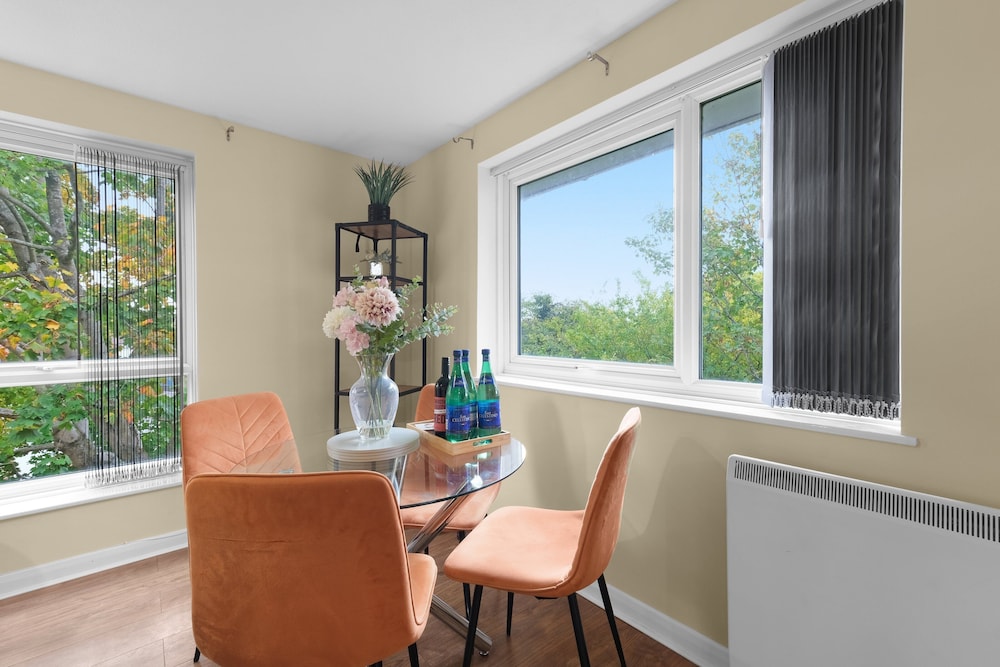 Modern 2 Bedroom Apt in Broadlands Court