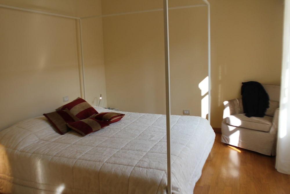Via Rusconi10 en Como — hotel room