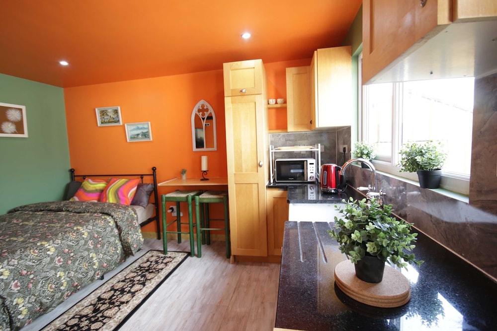 Georgias Gate Studio Cottage - Sleeps 4 & Pets Ok