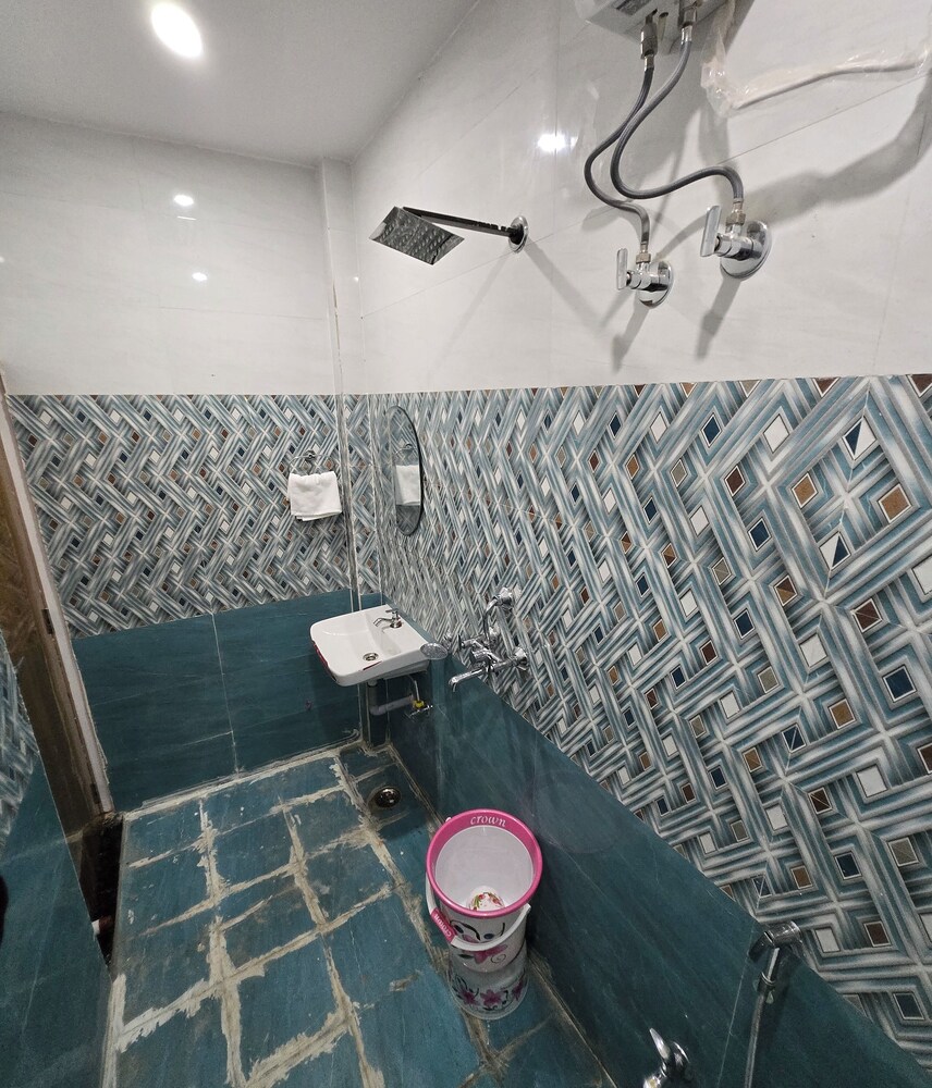 Rudra PGH - just near Temple & Ghats