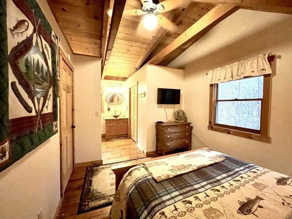 Leave the stress behind!- private hot tub, pet and motorcycle friendly, let peace and nature surround you! 2 Bedroom Home by RedAwning view 4
