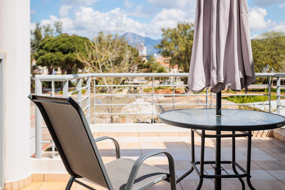 Filiatra Cozy Cental Retreats With Balconies