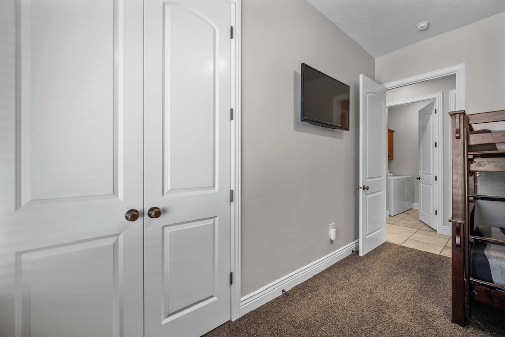 Pool Paradise for Families - Condo for 12 w/ Resort-style Amenities