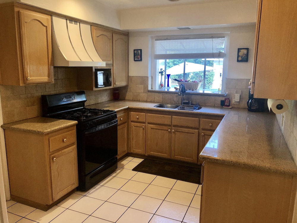 Lovely 2 Bedroom Home with Pool