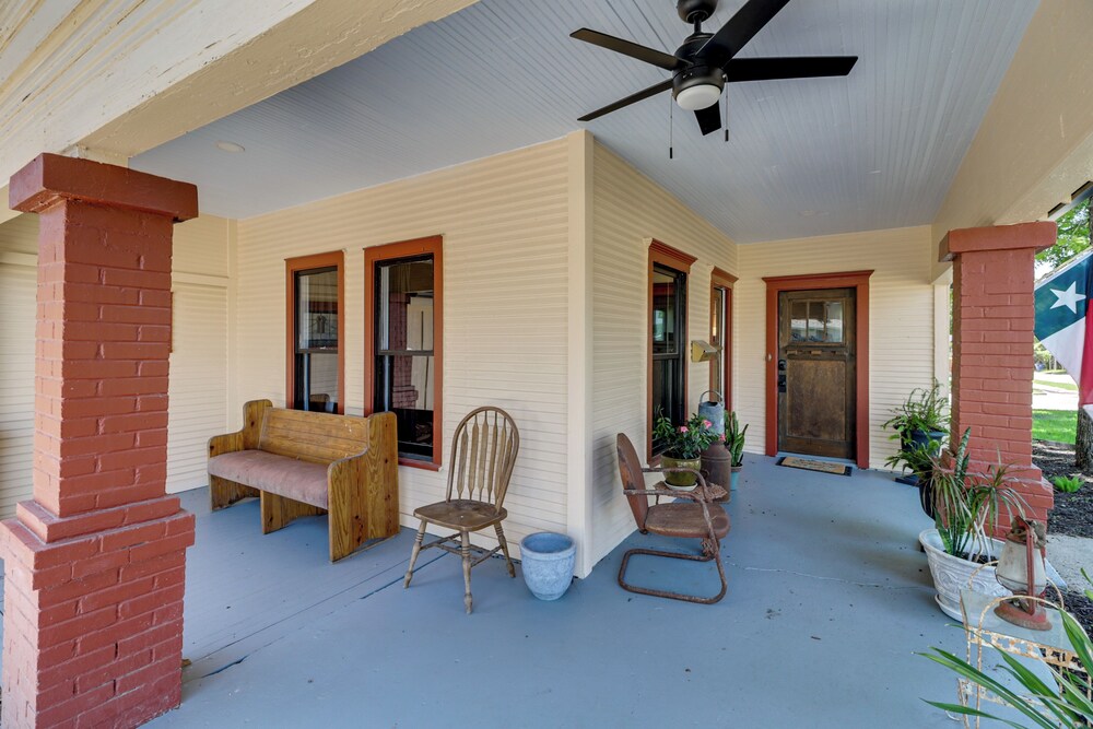 1925 Craftsman Bungalow - 1 Mi to Dtwn Waxahachie!