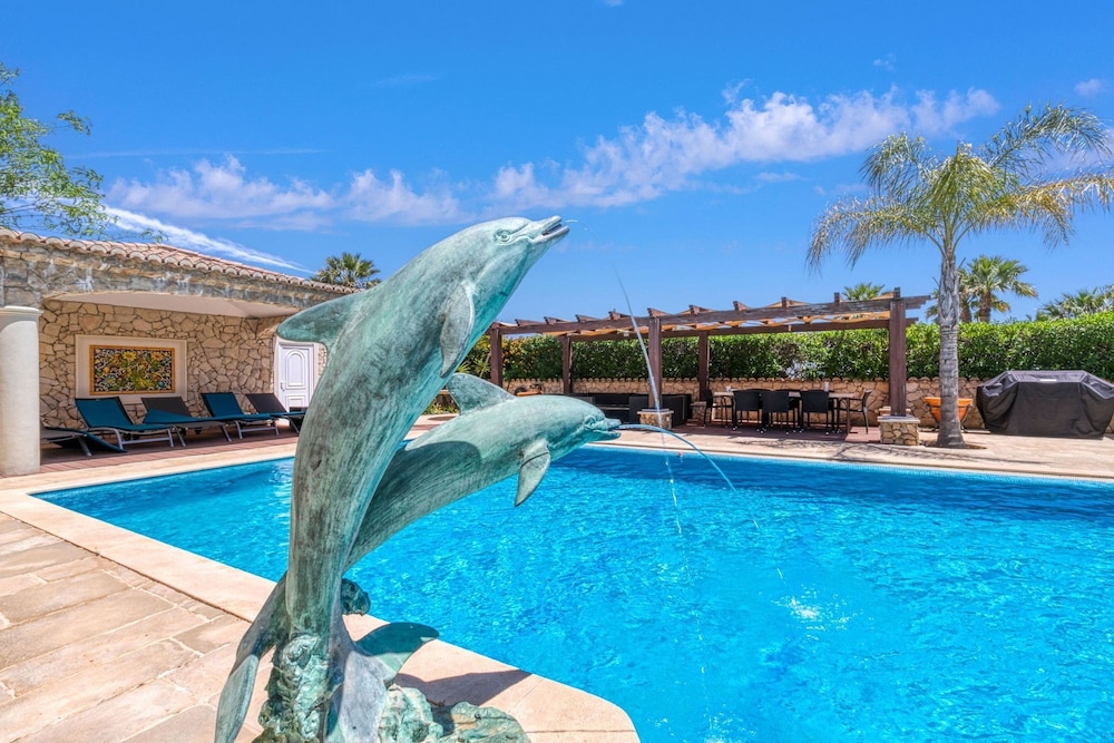 Golfinhos Magnificent Spacious 5 Bedroom Villa