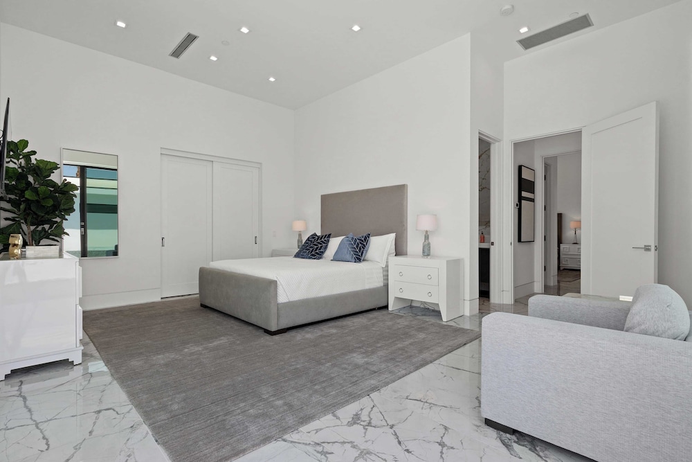 Sleeps 23 Pool, Hot Tub & Putting Green Minutes to Golf & Dining Bravo Villa #7 by Avantstay