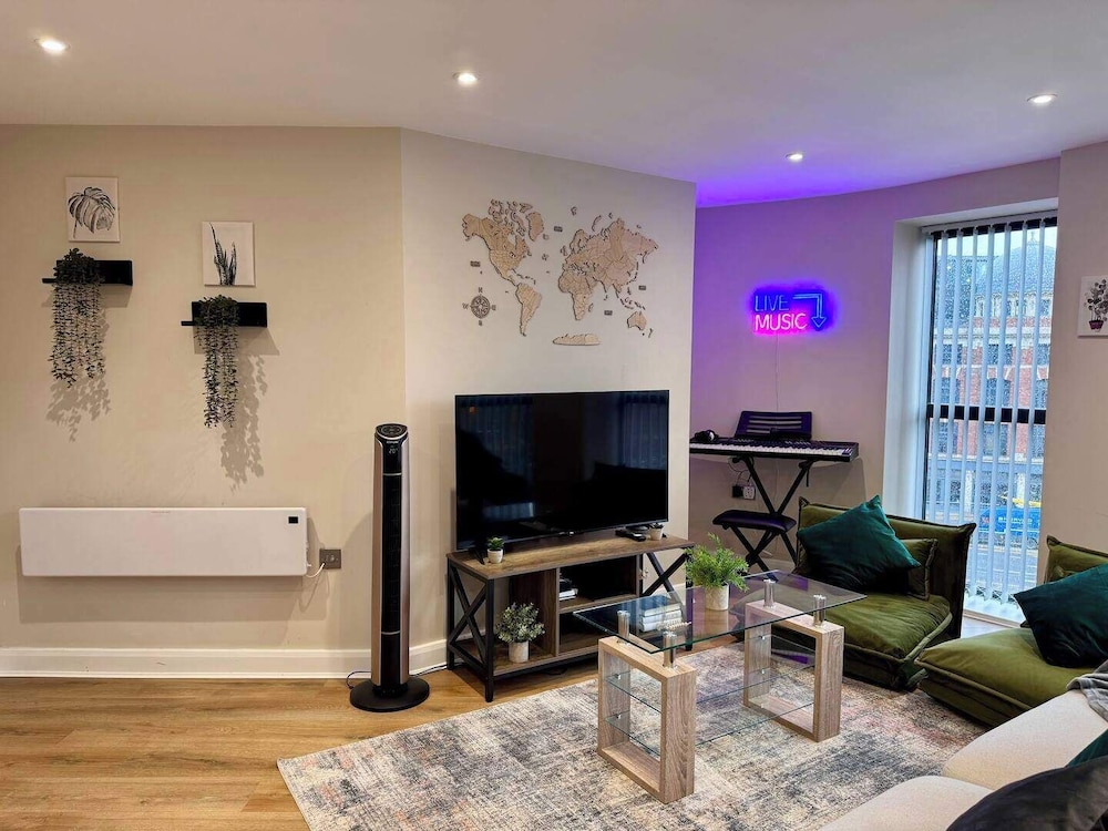 Modern City Apartment - Sleeps 4 & Walk to Arena