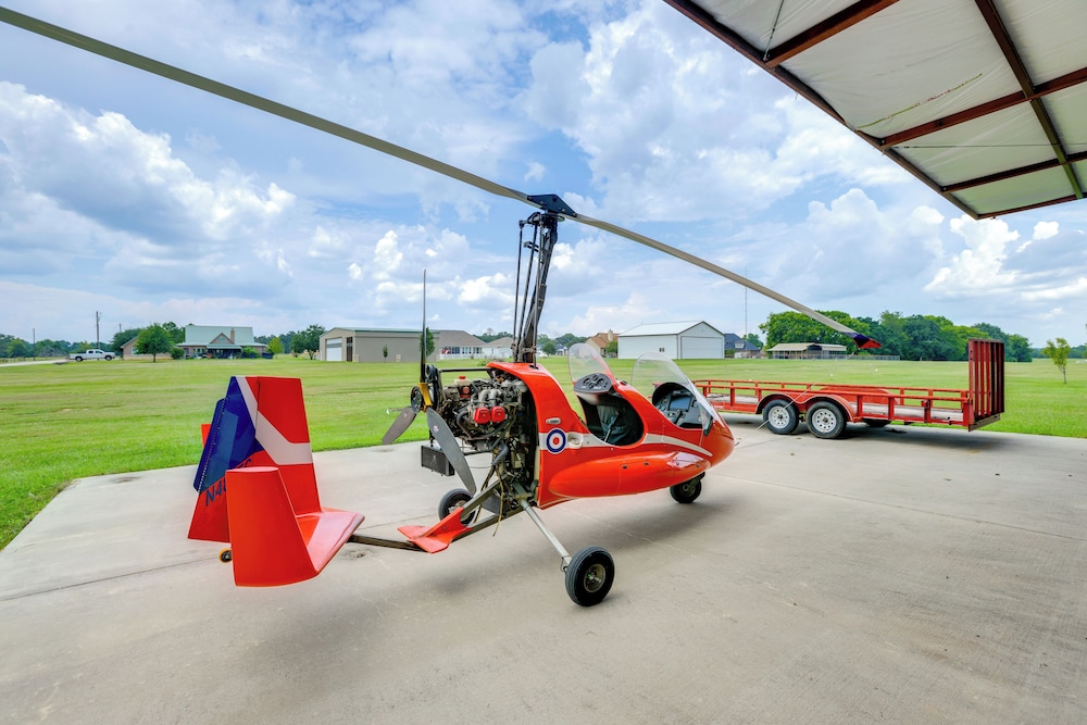 Aircraft Tours! Fly-in Hangar Apt in New Waverly