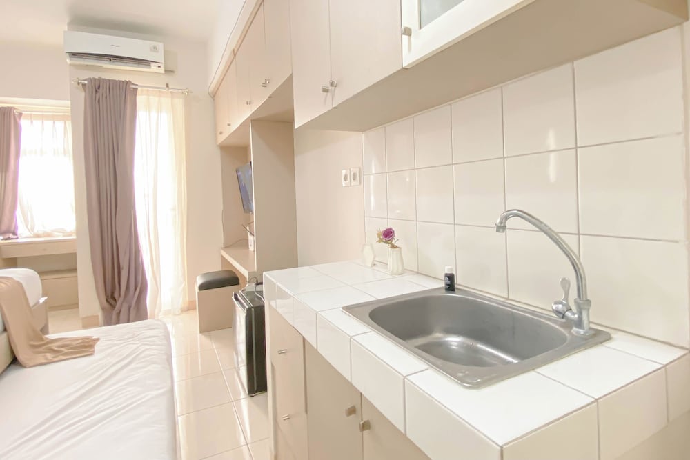 Good Location And Cozy Studio Springlake Summarecon Bekasi Apartment