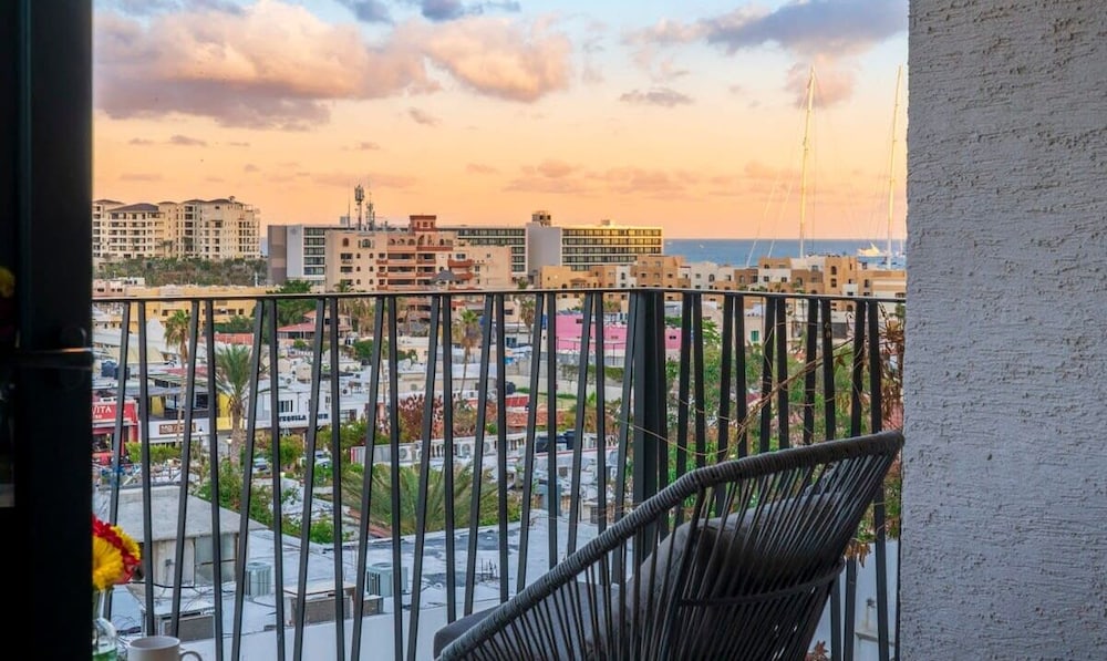 New 1BR Condo Near Marina and Downtown - Pool