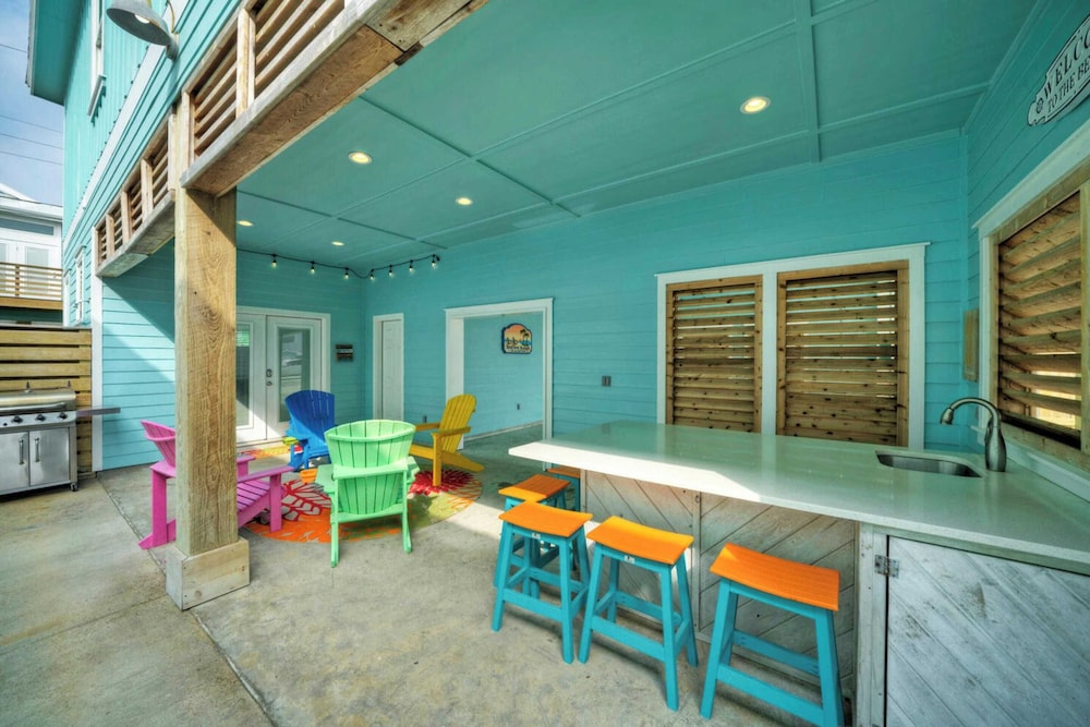 Sleeps 21, 2 Homes 2 Private Pools, Fire Pit, Swing Bar Walk to the Beach