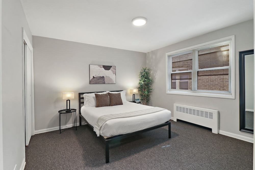 Cozy 1BR Apt Near Shops - Kimball C2