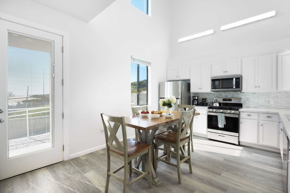 Oceanfront 2BR + Rooftop Deck, & Beach Access Strand Way B
