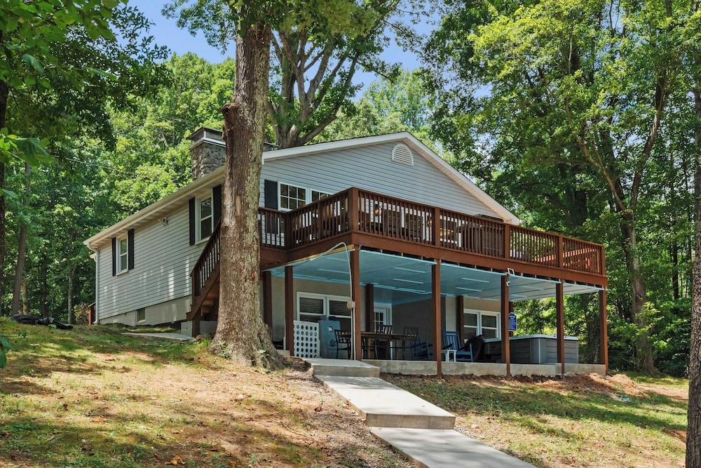 Lake Days by Avantstay Hot Tub + Firepit + Game Room & Private Dock Access