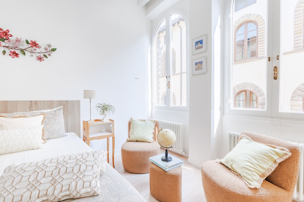 Casa Joyce in Lucca With 1 Bedrooms and 1 Bathrooms