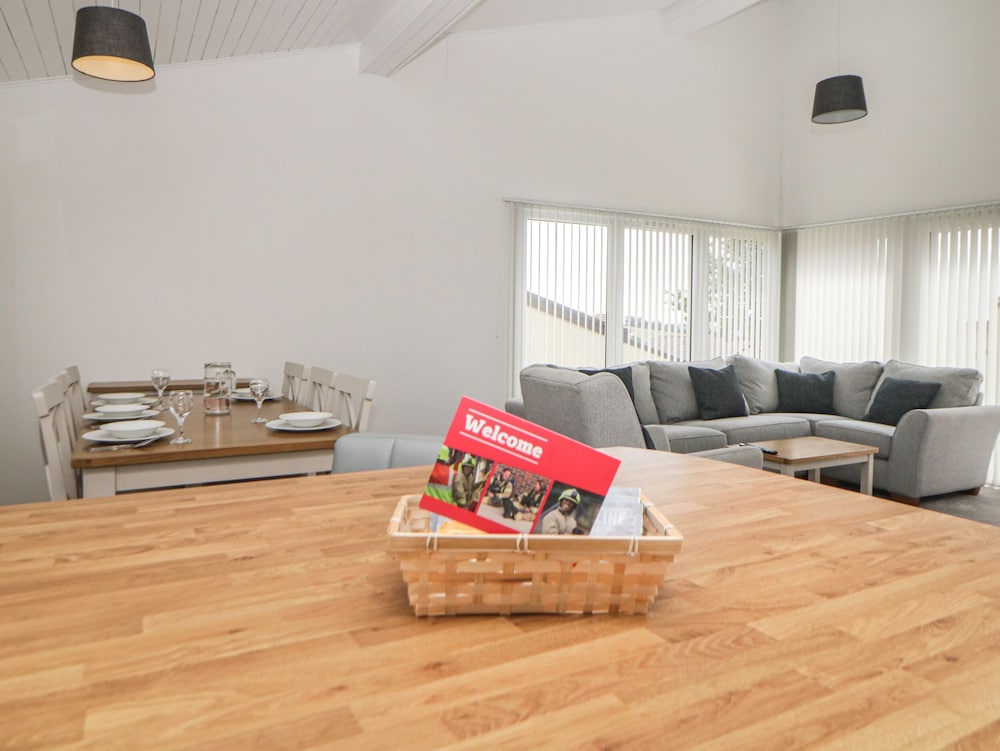 Harcombe House Bungalow 11