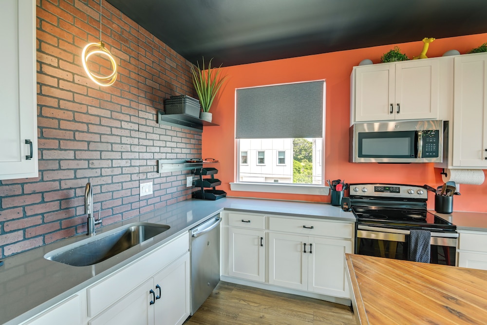 Skyline Views: Nashville Townhome 3 Mi to Broadway