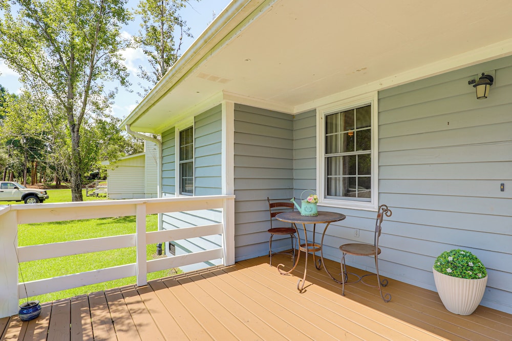 3 Mi to Beach: Pawleys Island Cottage