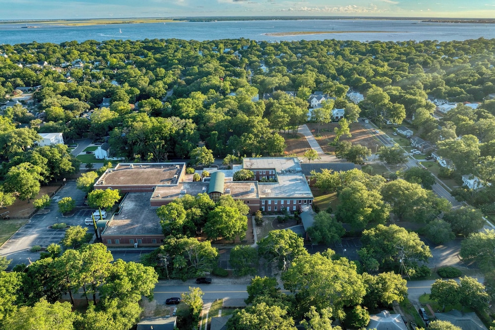 Arsenal Buyout by Avantstay 2 Homes Near Sullivans Island w/ Outdoor Dining