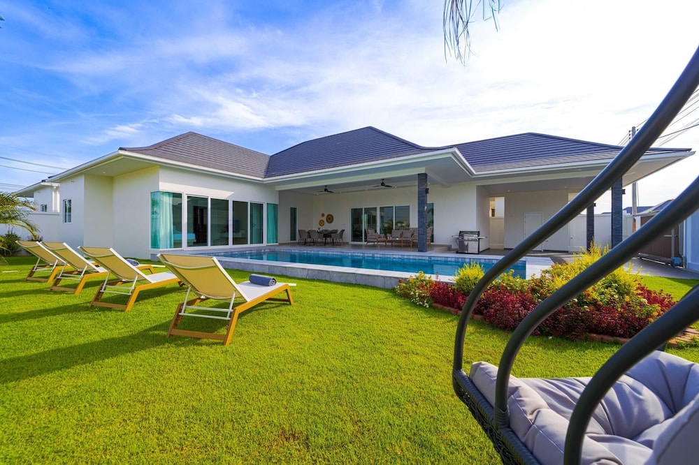 Modern 3 Bedroom Villa AS1