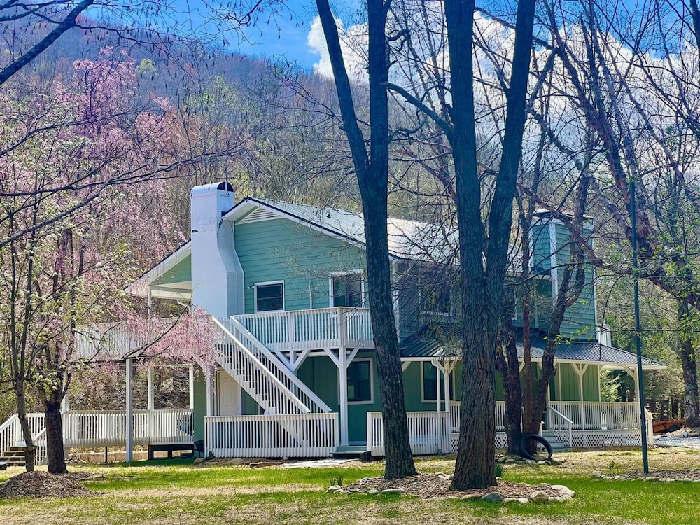 Cozy Mountain Home on the South Toe River