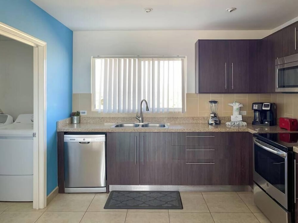 Admire Sea View From a Stunning Condo